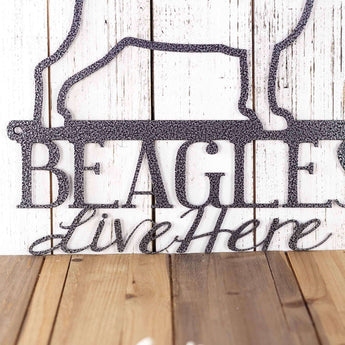 Close up of Beagles live here wording on our Beagle dog metal plaque, in silver vein powder coat. 